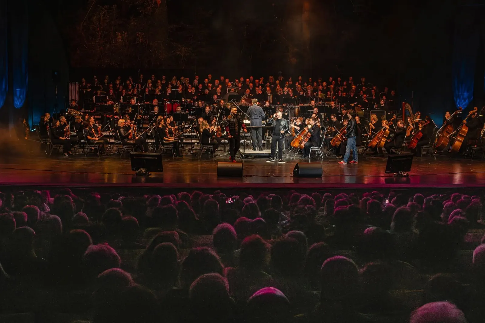Nagyszínpadi koncert zenekarral és kórussal